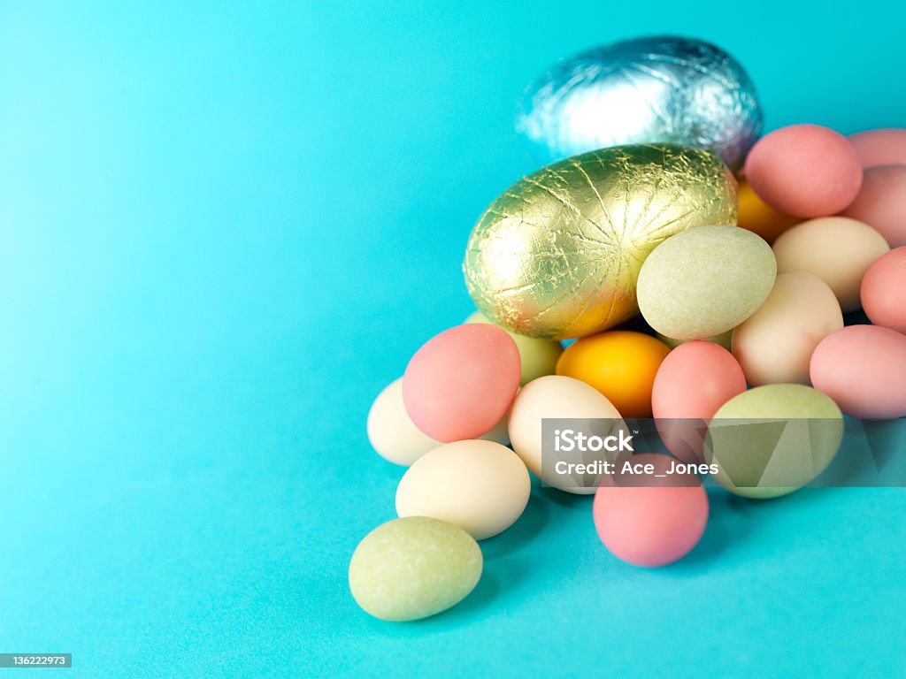 Mini huevos de Pascuas sobre azul - Foto de stock de Azul libre de derechos