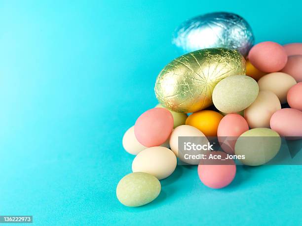 Mini Huevos De Pascuas Sobre Azul Foto de stock y más banco de imágenes de Azul - Azul, Color vibrante, Colorido