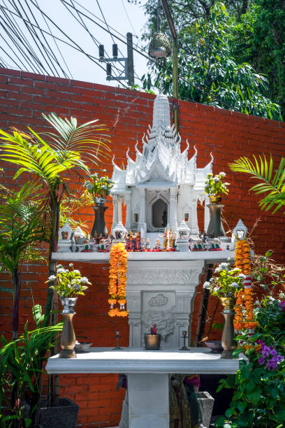 푸켓의 오래된 화이트 스피릿 하우스, 태국 - spirit house 뉴스 사진 이미지