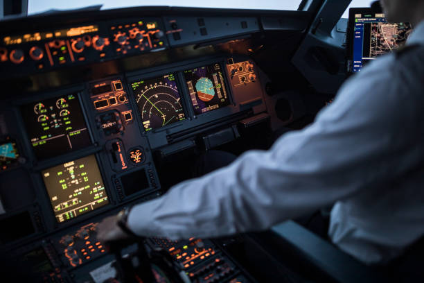 mão do piloto acelerando no acelerador durante a decolagem - airplane cockpit taking off pilot - fotografias e filmes do acervo