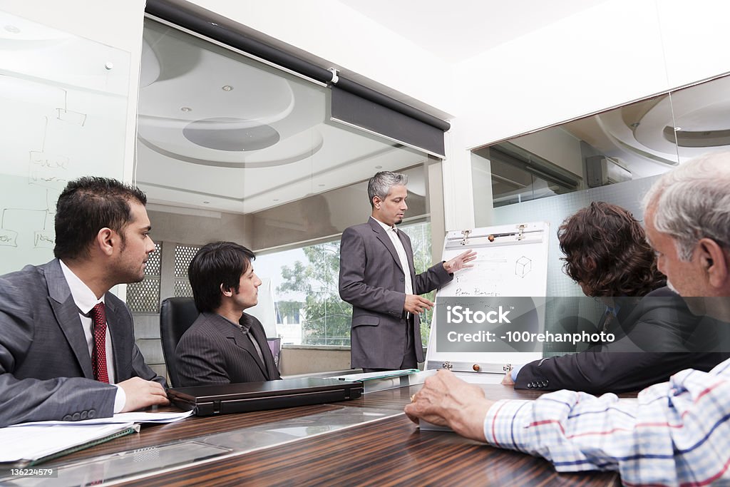 Joven empresario dando presentación - Foto de stock de Hindú libre de derechos