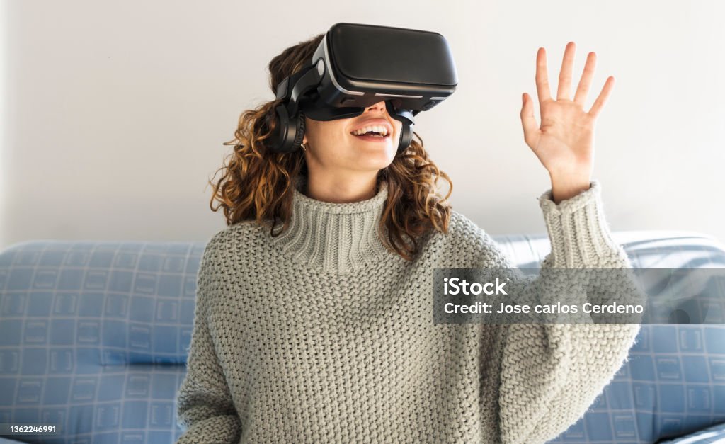 Frau mit VR-Brille zu Hause - Lizenzfrei Virtuelle Realität Stock-Foto