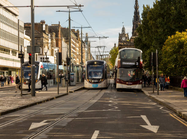 princes street en edimburgo, escocia, la tradicional calle comercial principal de la ciudad, con un tranvía y un autobús locales en la escena - cathedral group fotografías e imágenes de stock