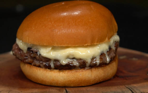 гамбургер. домашний изысканный говяжий чизбургер. домашний копченый сэндвич с �ребрышками барбекю - burger gourmet hamburger steak стоковые фото и изображения