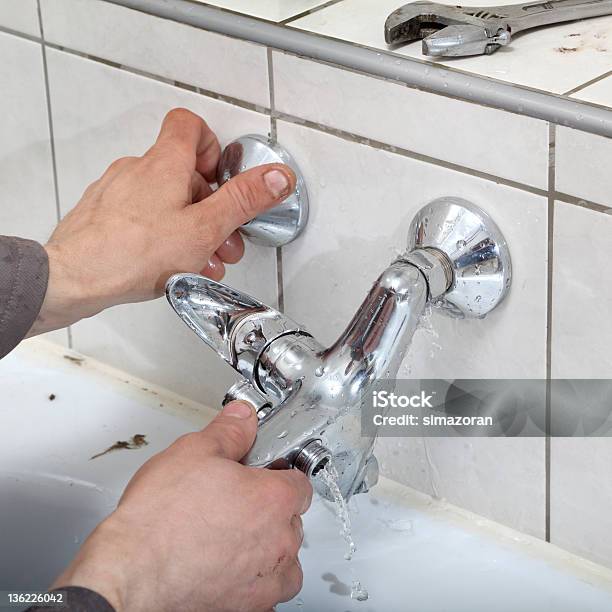 Grifo De Agua Foto de stock y más banco de imágenes de Acero - Acero, Adulto, Agua