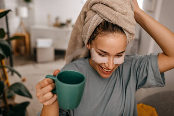 mujer con parche médico en el ojo bebiendo café - tea women beauty pampering fotografías e imágenes de stock