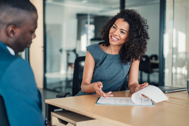 les gens d’affaires signent un contrat. - client photos et images de collection