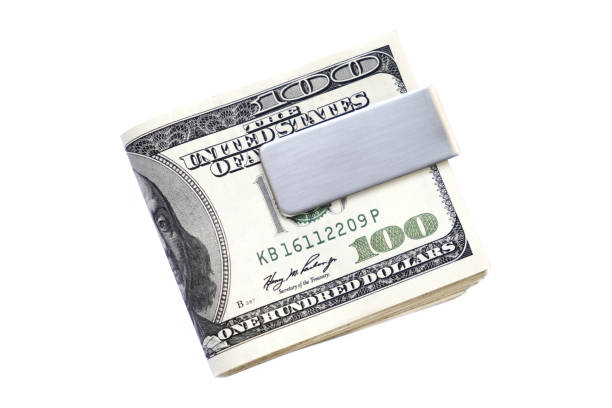 clip d’argent en argent contenant des billets d’un dollar. clip money in money sur fond blanc. - us currency one hundred dollar bill isolated on white dollar photos et images de collection