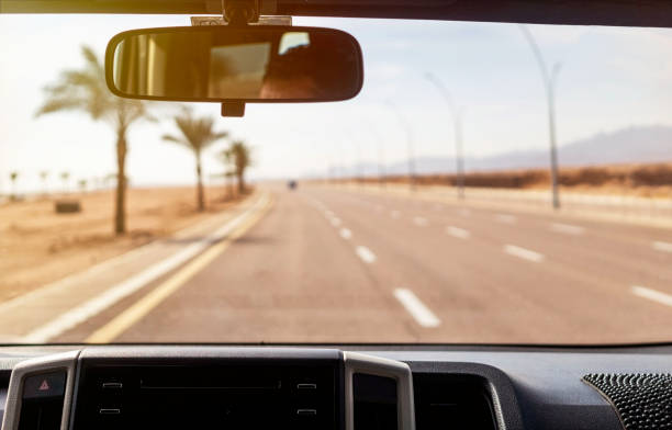 vista de la autopista a través del parabrisas de un coche - rear view mirror car mirror sun fotografías e imágenes de stock