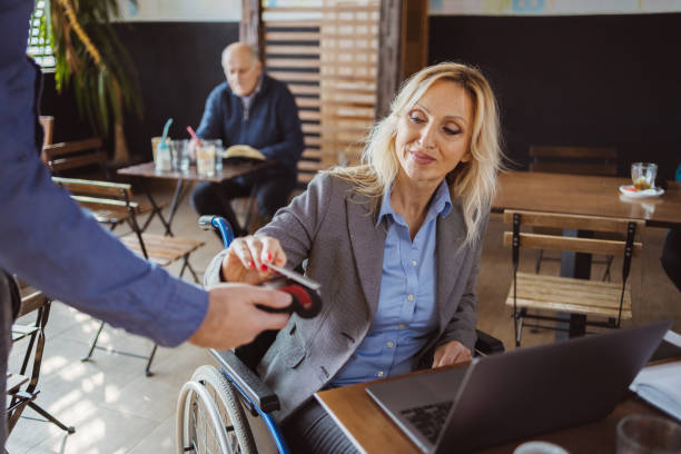 istock Contactless credit card payment 1362274554