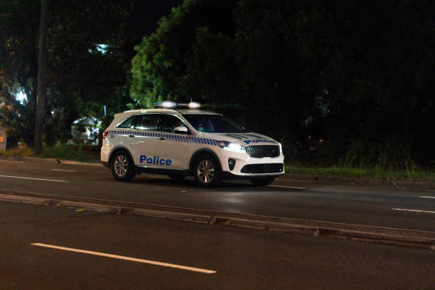 ein polizeiauto rast zum ort eines vorfalls - new south wales flash stock-fotos und bilder