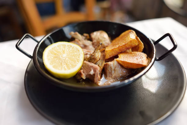 kleftiko aus hammelfleisch von zypern. kleftiko ist ein gericht nationale küche von zypern. gedünstetes lammfleisch serviert mit kartoffeln und zitrone. - cypriot culture stock-fotos und bilder