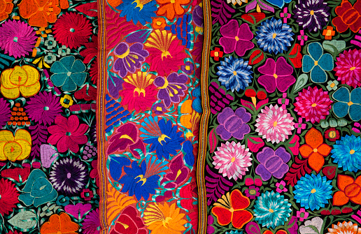 Colorida y vibrante tela mexicana con motivos florales a la venta photo