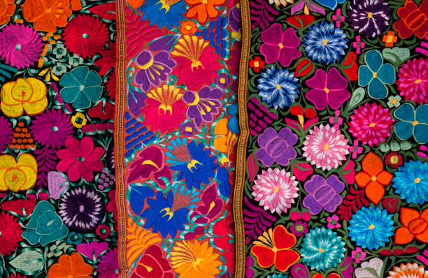 colorato, vibrante tessuto messicano a motivi floreali in vendita - messico foto e immagini stock