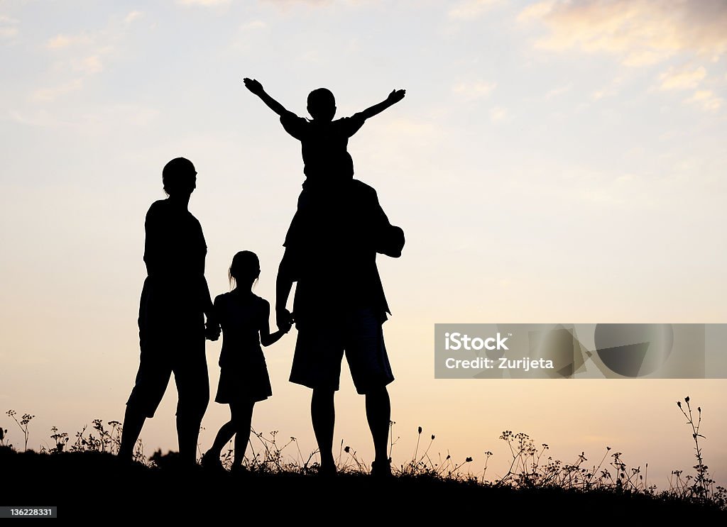 Silhueta, grupo de crianças felizes jogando no Prado, pôr do sol, s - Foto de stock de Família royalty-free