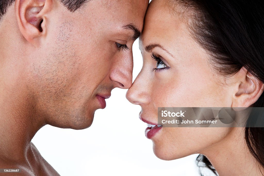 Casal bonito olhando para todos os outros olhos - Foto de stock de Cara A Cara royalty-free