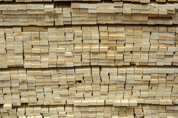 embalando ponta de battens de madeira, madeira para construção. materiais de construção no mercado - material variation timber stacking - fotografias e filmes do acervo