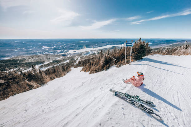 スキー - スキーの女性は、リンゴを食べて冬の自然の風景の素晴らしい景色を見て休憩を取ります。アルペンスキー - スキーヤーは山のスキーコースで下り坂に行きます。モン・トランブラ� - sports helmet powder snow ski goggles skiing ストックフォトと画像