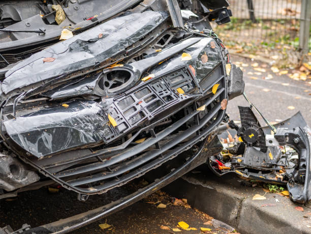 사고에 연루된 자동차 또는 자동차. 도로 측면에 충돌하고 손상된 자동차와 전면 세부 사항. - hood car headlight bumper 뉴스 사진 이미지