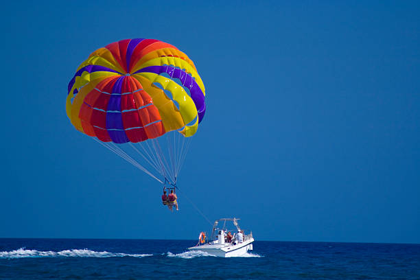 parasailing - parasailing stok fotoğraflar ve resimler