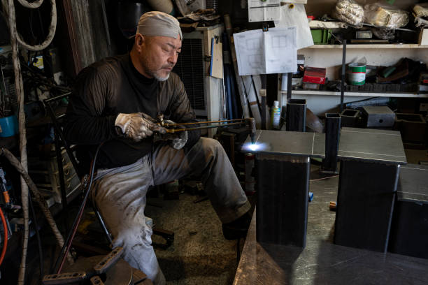 He was the only one who was different as a small subcontractor iron works closed due to the effects of the new coronavirus. He is one of the few welders who can do delicate tasks that no other welder can. He laughed and bragged that aluminum welding was second to none.