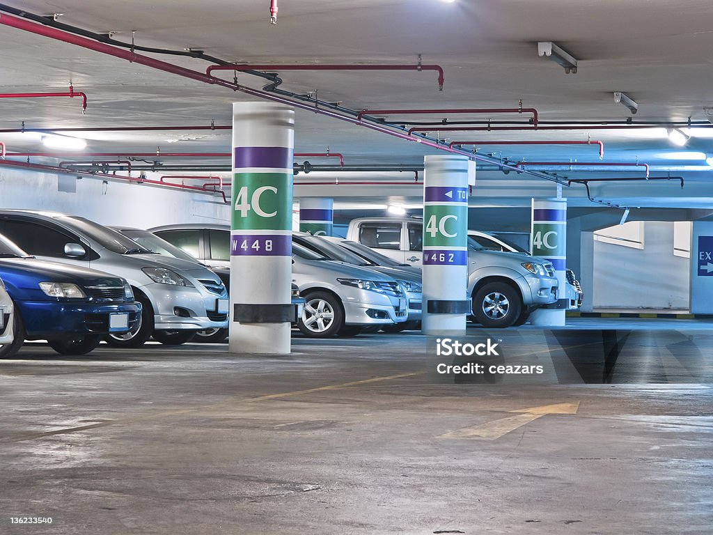 O estacionamento no subterrâneo - Foto de stock de Arquitetura royalty-free