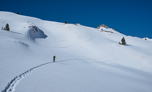 Un hermoso día de esquí de montaña con condiciones perfectas. photo