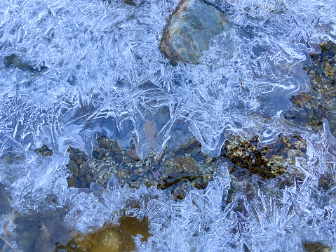 agua congelada en una mañana fría en el valle photo