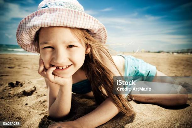 Foto de Menina Do Mar e mais fotos de stock de Alegria - Alegria, Areia, Beleza