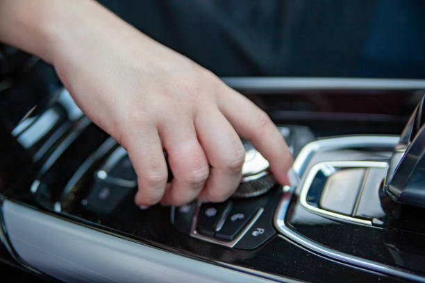 hand-druckringknopf auf der mittelkonsole des modernen autos - push button audio stock-fotos und bilder