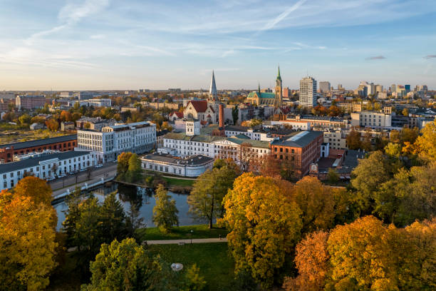 ciudad de lodz, polonia. vista de la fábrica blanca. - polonia fotografías e imágenes de stock