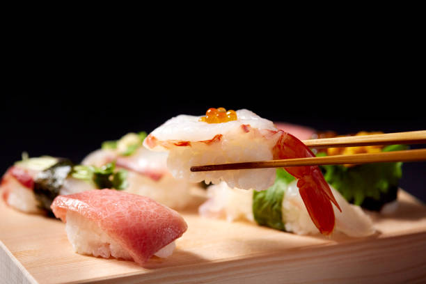 un délicieux sushi grip sur le geta - tuna food seafood japanese culture photos et images de collection