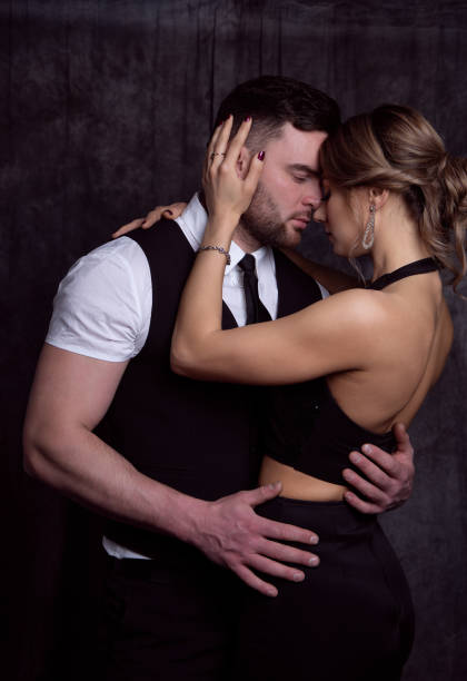 elegancki mężczyzna i kobieta zamykający oczy z przyjemnością czule obejmują się przed pocałunkiem - couple sensuality embracing heterosexual couple zdjęcia i obrazy z banku zdjęć