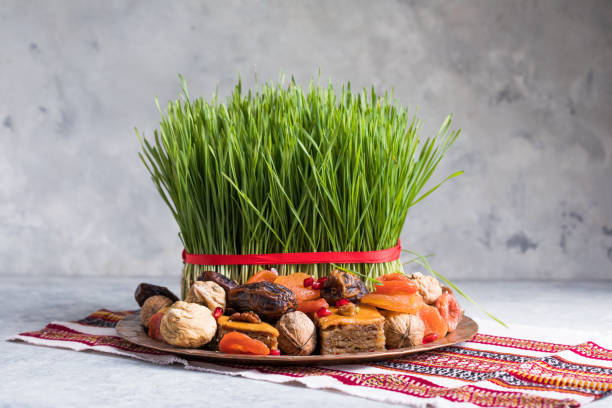novruzセッティングテーブルの装飾、小麦草、アゼルバイジャンのペストリーパクラバ、新年のスリングのお祝い、自然の目覚め - year 2012 ストックフォトと画像