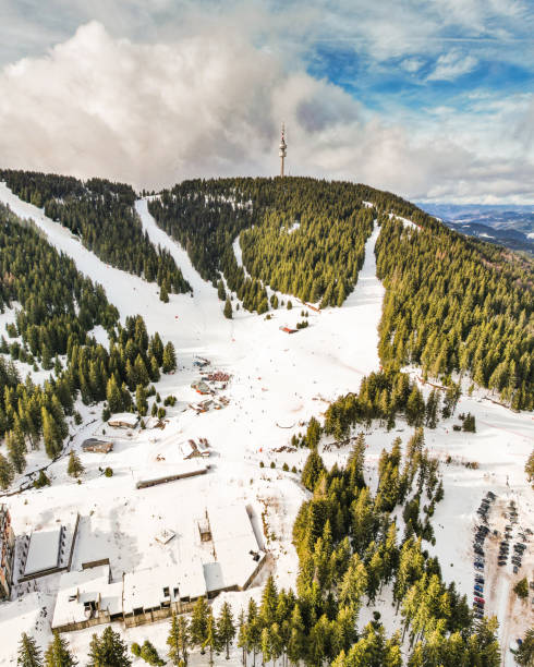 pamporovo ski resort vertical panorama,bulgarien - ski trace stock-fotos und bilder