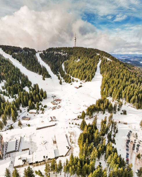 pamporovo stazione sciistica panorama verticale,bulgaria - ski trace foto e immagini stock
