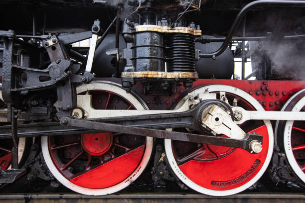 冬のリヴィウ駅の古い機関車 - faries ストックフォトと画像