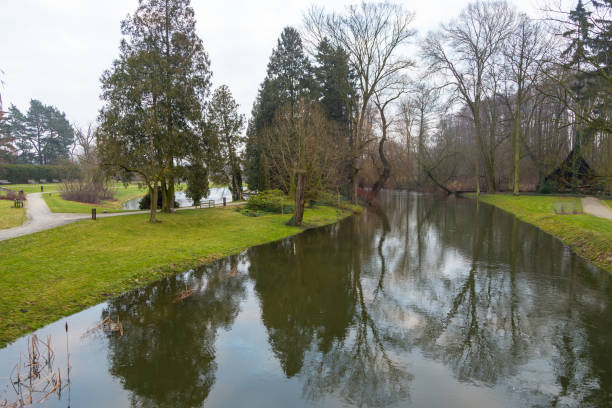 jardín junto al río utrata en zelazowa wola, polonia. - mazowieckie fotografías e imágenes de stock