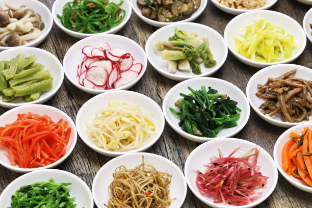 verschiedenes namul, koreanisches essen - beilage stock-fotos und bilder