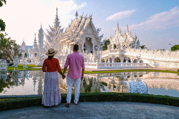 chiang rai thailand, mit dem tempel chiangrai während des sonnenuntergangs, wat rong khun, auch bekannt als the white temple, in chiang rai, thailand. panorama weiß tempple thaialnd - rong river khun wat thailand stock-fotos und bilder