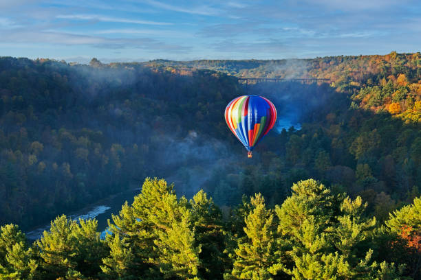 日の出時に打ち上げる熱気球 - letchworth state park ストックフォトと画像