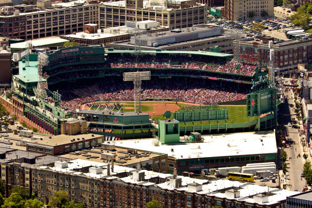 stadio di fenway park - green monster foto e immagini stock