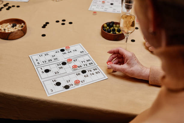 보드 게임을 인식 할 수없는 노인 여성 - leisure games dice indoors table 뉴스 사진 이미지