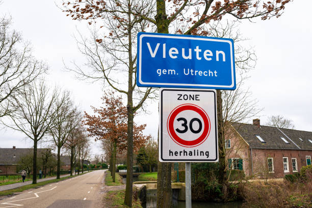 топонимативный знак влойтен, нидерланды - van vleuten стоковые фото и изображения