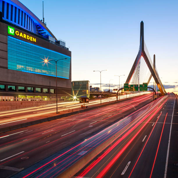 td garden e zakim bridge - boston celtics foto e immagini stock