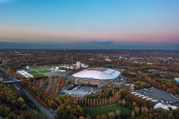 veltins arena (arena aufschalke), estadio del fc schalke 04 - color image gelsenkirchen ruhr architecture fotografías e imágenes de stock