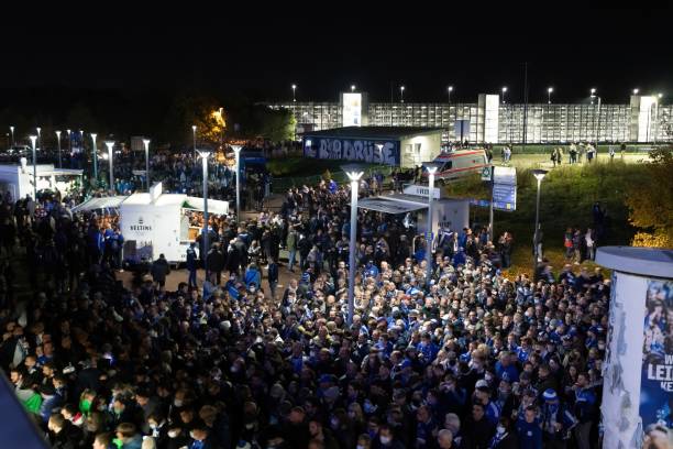 veltins arena (arena aufschalke), estadio del fc schalke 04 - color image gelsenkirchen ruhr architecture fotografías e imágenes de stock