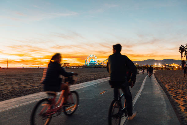 pareja en bicicleta en el paseo marítimo - santa monica santa monica beach beach california fotografías e imágenes de stock