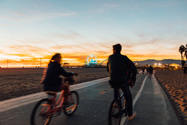 couple cycling on the waterfront - santa monica santa monica beach beach california imagens e fotografias de stock