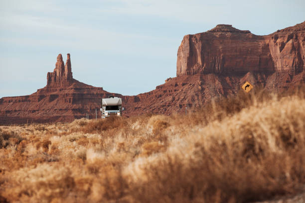 wohnmobil im monument valley - majestic awe canyon national park stock-fotos und bilder